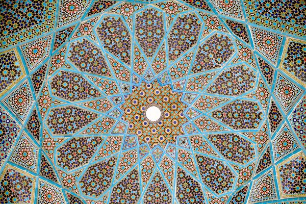https://upload.wikimedia.org/wikipedia/commons/6/60/Roof_hafez_tomb.jpg